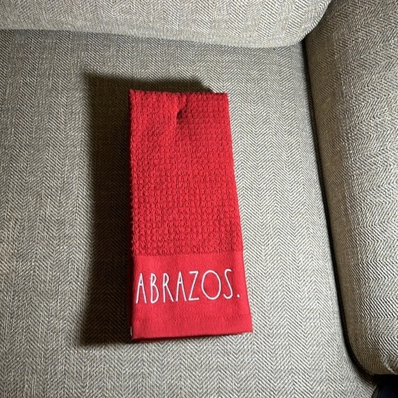 NWT RAE DUNN Home/Dining/Kitchen Hand Towels White/Red Abrazos/Besos/Amor - Picture 2 of 3